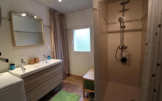 Logement, rez-de-jardin d’une maison, orée du bois