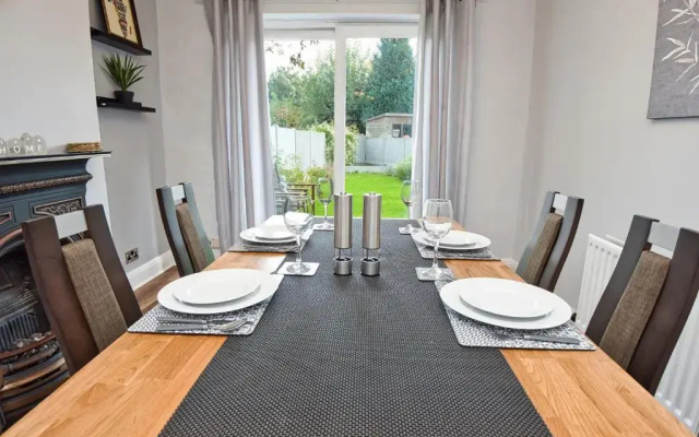 Cosy 3 bed with Parking- Family and Contractors