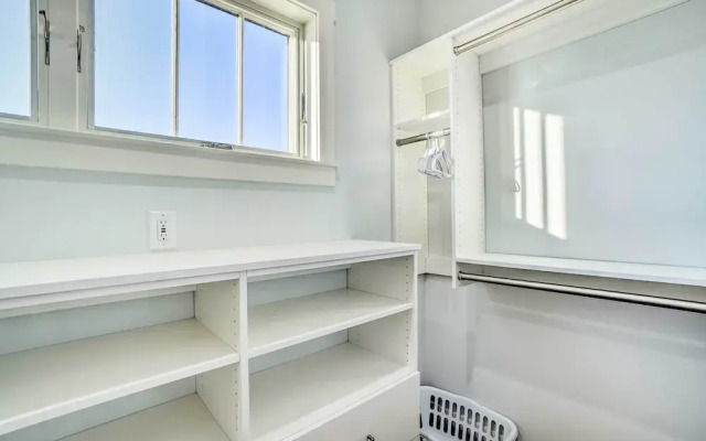 2 Mi to Town: Castle Rock Retreat w/ Fireplace!