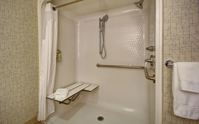 Holiday Inn Express Newport North - Middletown by IHG