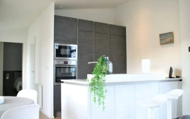Beautiful Holiday Home With Decorative Fireplace