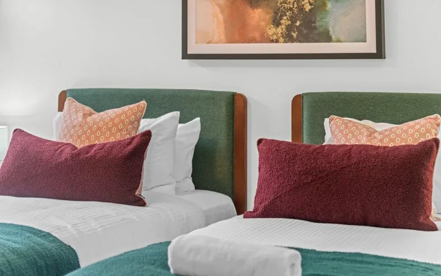 2-bed Getaway With Shared Pool & BBQ Access