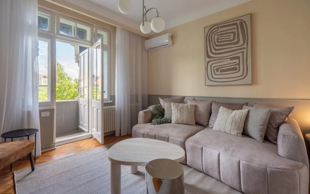 Elegant 3BR by the Romanian Athenaeum