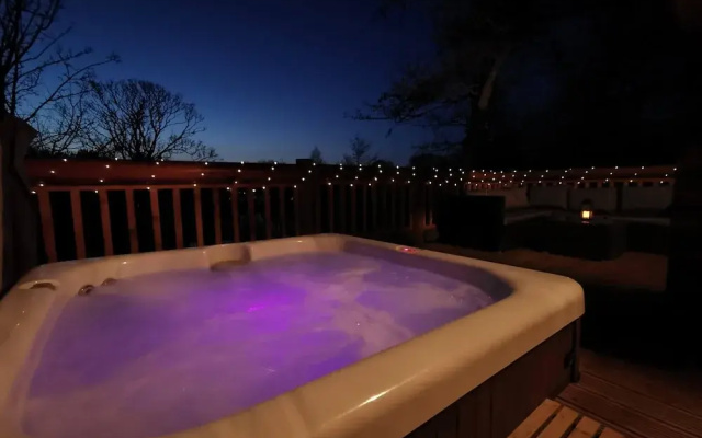 Starlight Log Cabin - With Hot Tub and Lake View