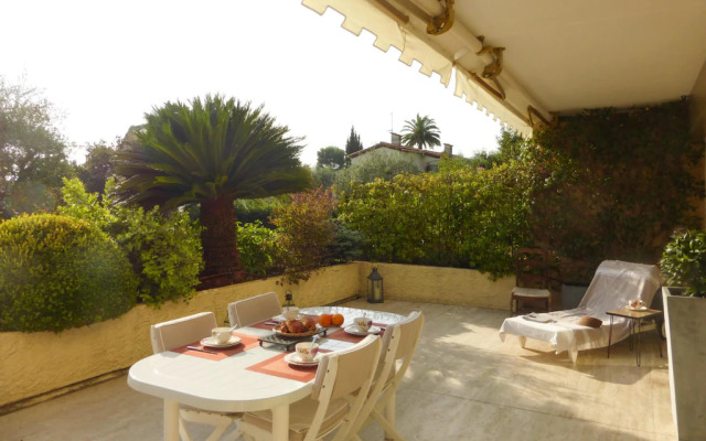 Vacation apartment with large private terrace and community pool, Cannes