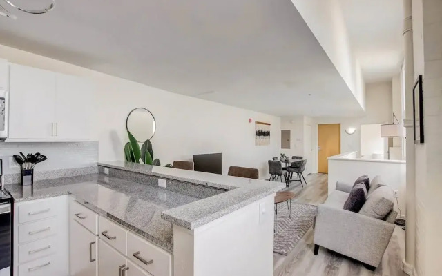 TWO CozySuites Apt w Skybridge Access 4