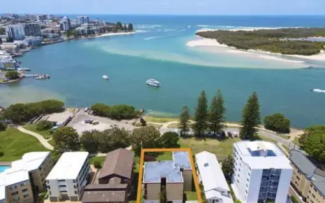Golden Shores Unit 1, 21 Landsborough Parade