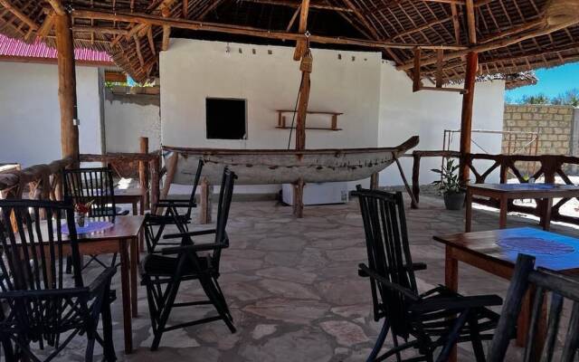 Balungi Bungalows And Restaurent