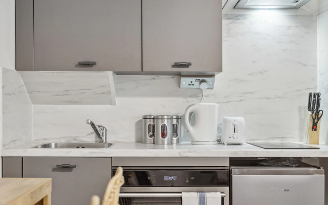 STH Sutherland Avenue Apartment