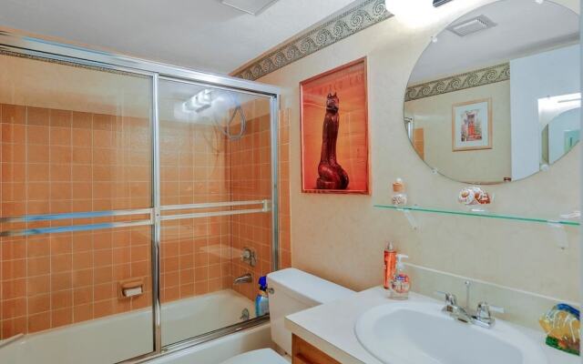 Relaxing Condo With two Pools and Steps to Beach