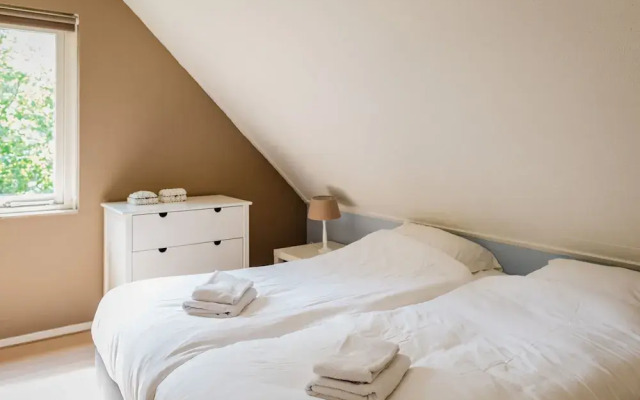 Charming Holiday Home in Burgh-Haamstede near Beach