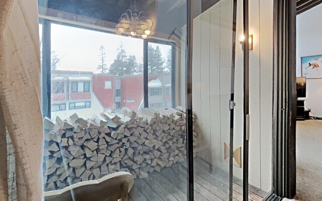 Spacious Condo with Loft, Next to Onsite Ski and Snowboard Rentals! by RedAwning