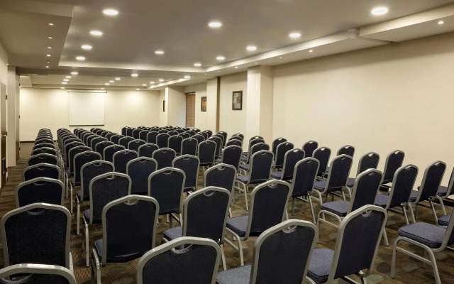 Krystal Urban Monterrey San Jerónimo