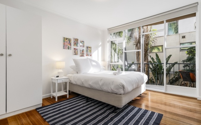 Seaside 1-bed Stay Near Cafes & Attractions – Guest Rooms – Melbourne