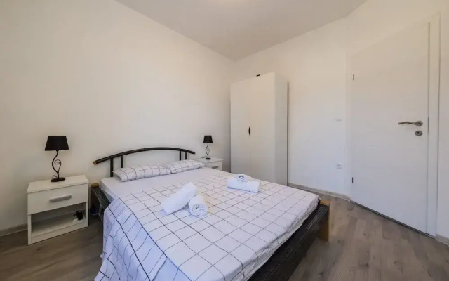 Apartment Antonio, on the Seafront With Garden