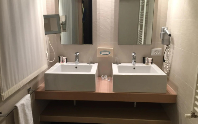 Card International Hotel