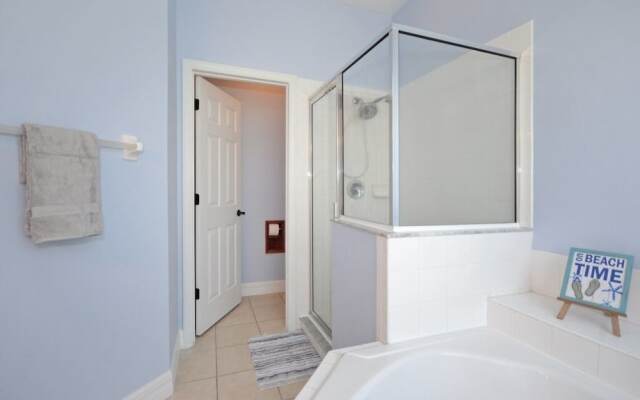 Hideaway Dream 6 Bedroom Home by RedAwning