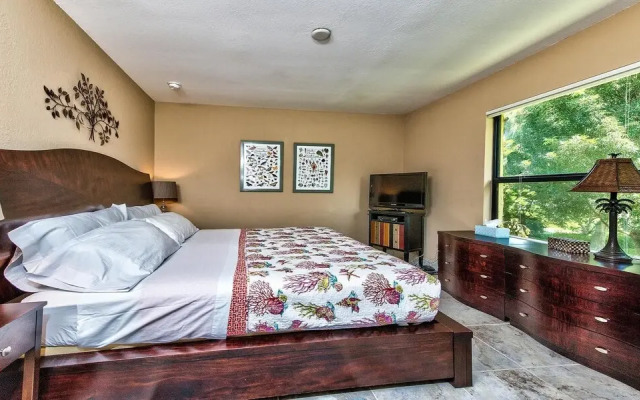 Le Monaco - Romantic 1 BR Condo Steps from 5th Ave S. Chic Coastal Retreat with King Bed and Beach Access. Perfect Location for Couples Near Dining, Shopping, and Naples Beach
