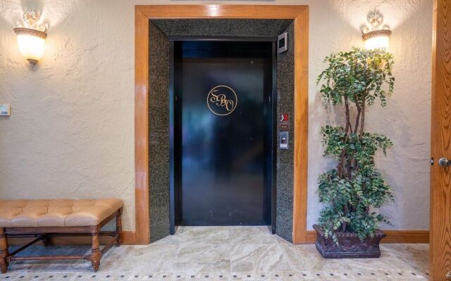 The Lodge on the Creek Branson West Cabin w/ Beautiful Views