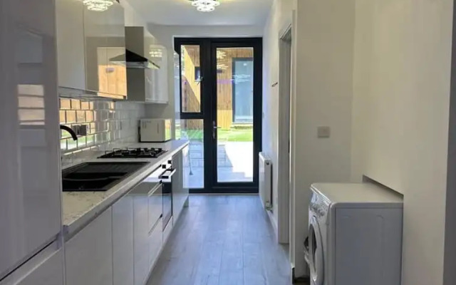 Impeccable 2-bed Apartment in London