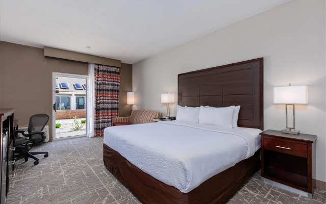 Orangewood Inn & Suites Kansas City Airport