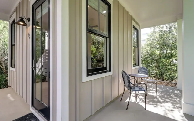 Cute Little Cottage! Perfect Getaway! 2 Pools! Sleeps 4!