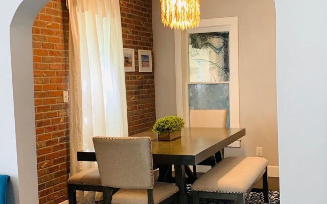 The Cottage! Chic Bungalow near Old Town Square!