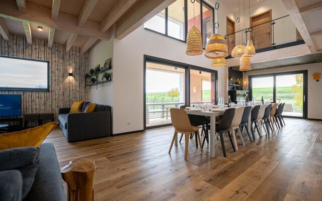 La Maison Devant La Prairie