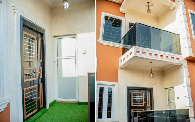 Luxury 3-Bedroom Duplex FAST WIFI & 247Power