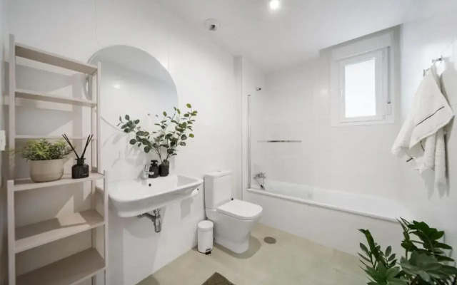 Brand new apartment with gym&rooftop pool.
