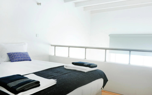 Sunday - Lovely Mezzanine with FREE PARKING