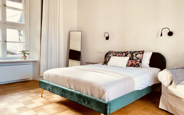 Luxury Mint Apartments Main Square