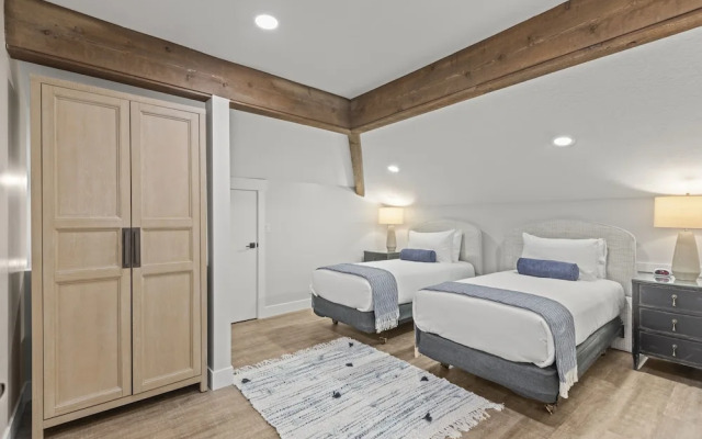 Snow Flower 078 3 Bedroom Condo by RedAwning