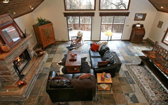 Hillside Hideaway by Stewart Mountain Lodging