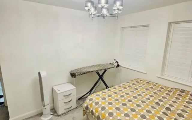 High END Spacious 4 Bed House - Free Parking