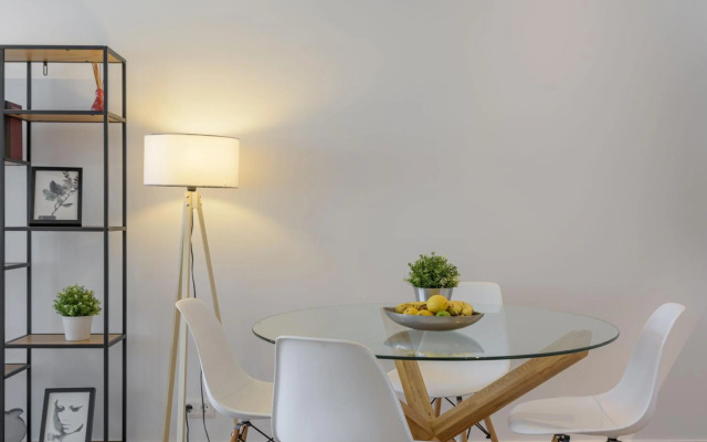 Stylish Voula Apartment with pool close to Kavouri Beach