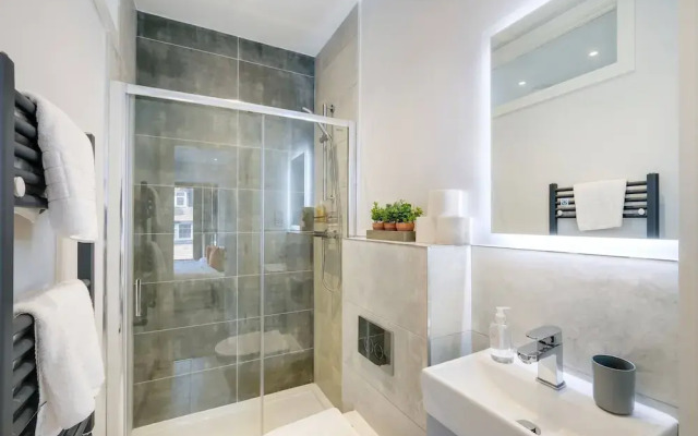 Modern Executive 5 Bedroom Home in Purley