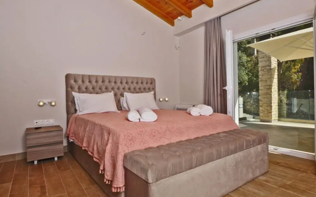 Villa Nikolakis Kerasia, on the beach