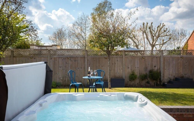 Cotswold Barn Conversion With Private Hot Tub