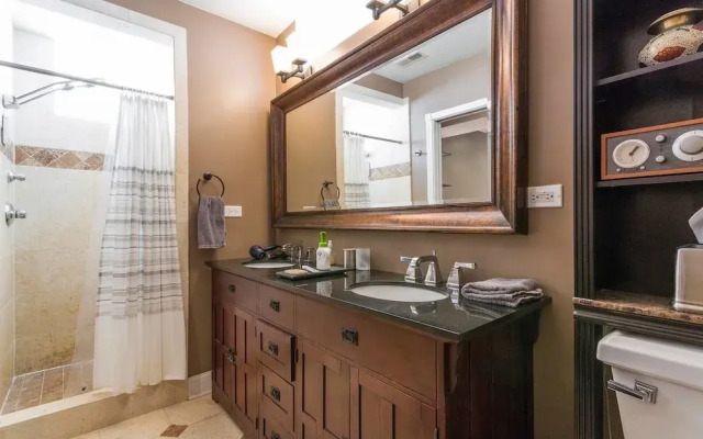 Spacious Split-level Apartment - Great for Groups