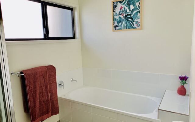 DAYDREAM Spcaious & Comfortable with Water Views