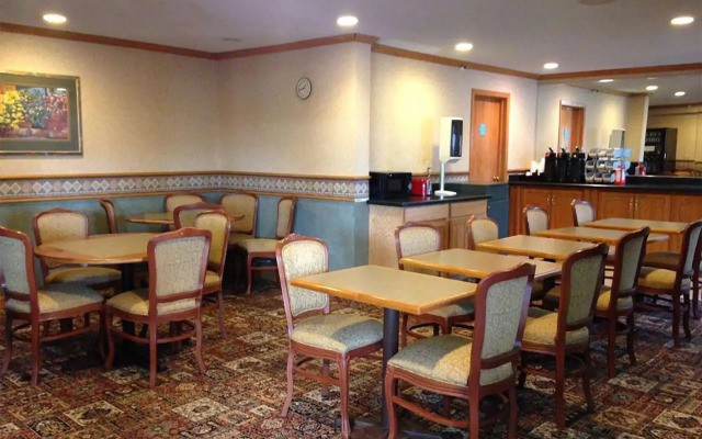 Travelodge by Wyndham Brooklyn Center