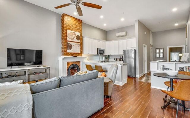 Luxurious Lower Garden District Condo w/ Balcony!