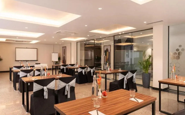 Foxtrail, Sector 42 - AM Hotel Kollection