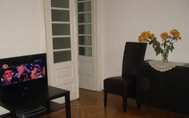 Petit Paris Hostel