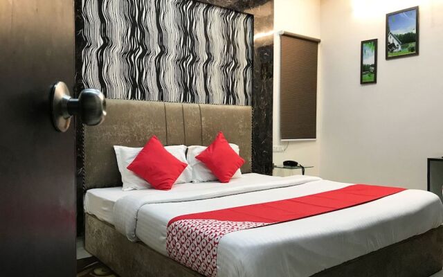 OYO 15771 4 Season Hotel