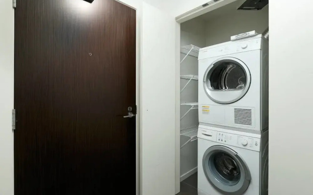 Convenient 2bdr 2BA Richmond Centre Condominium