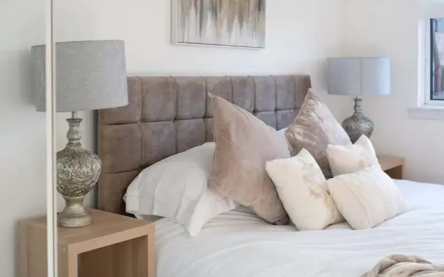 Comfy 3 Bed House - Free Parking