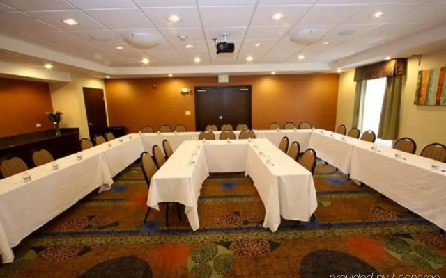 Holiday Inn Express Hotel & Suites Chicago-Algonquin by IHG