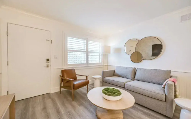 Updated Dtwn Naples Condo: Across From Beach!